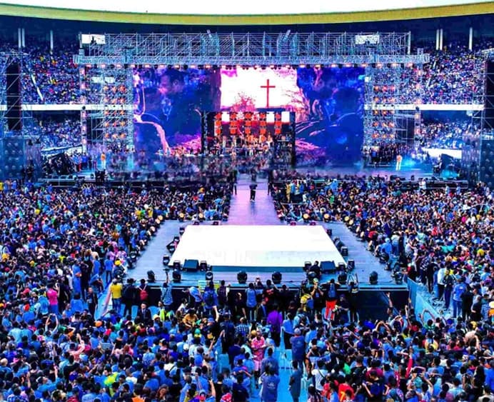 El escenario para conciertos de gospel Maajabu se instaló con éxito bajo los soportes técnicos del escenario Loong.