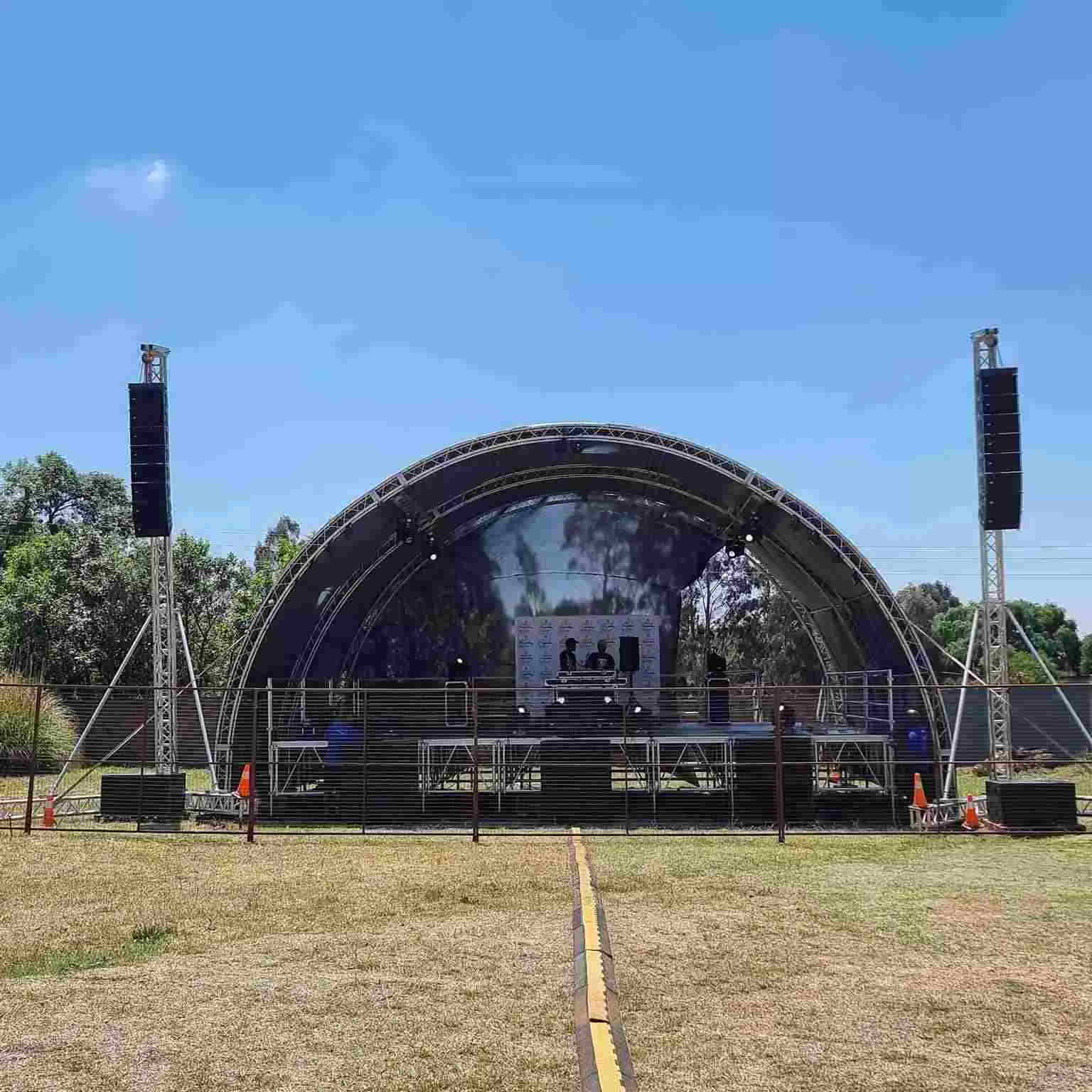 Escenario con estructura de armadura y techo de túnel para conciertos al aire libre a medida